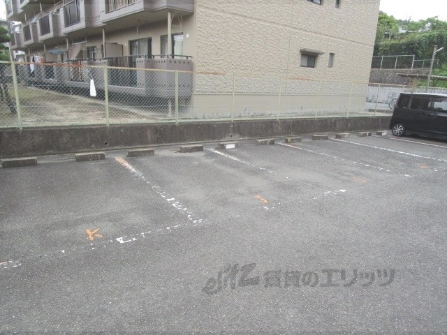 【奈良市鶴舞西町のアパートの駐車場】