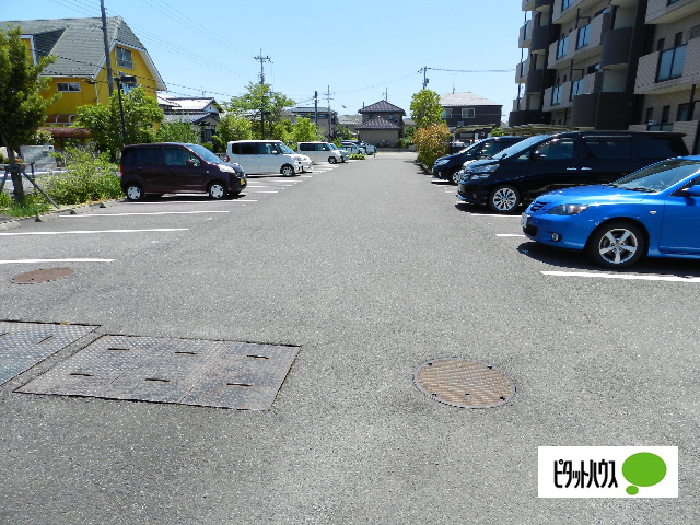 【近江八幡市鷹飼町東のマンションの駐車場】