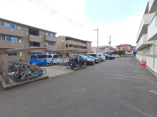 【八尾市植松町のアパートの駐車場】