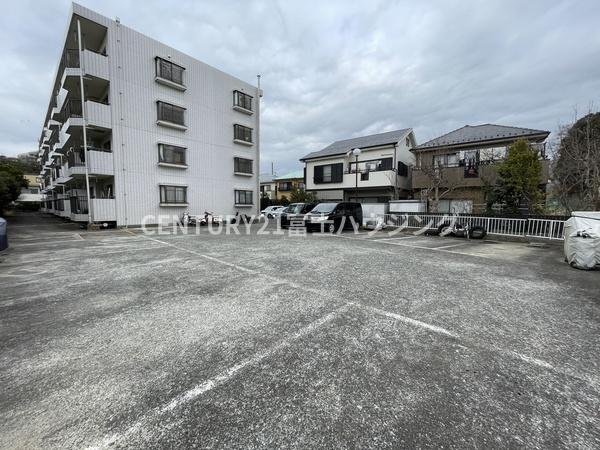 【カデンタ湘南の駐車場】