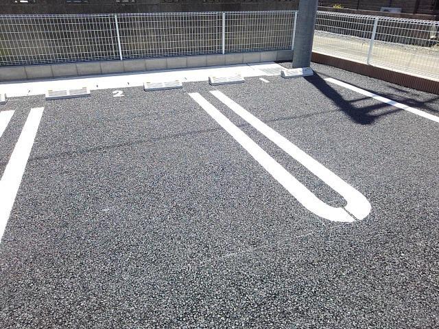 【クリスタルＢの駐車場】