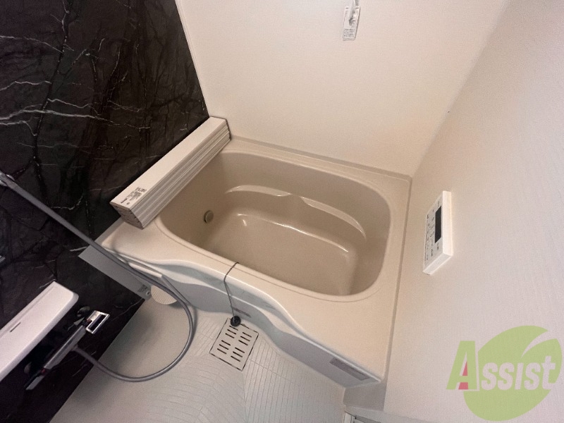 バス・シャワールーム　浴室は追い炊き機能、浴室乾燥機付きになります。便利ですね。