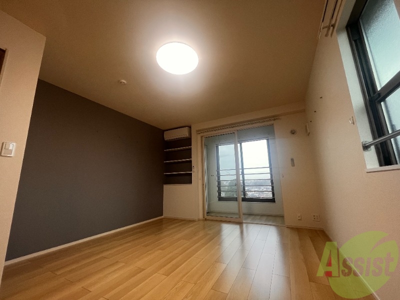 居室・リビング　洋室は１３．２帖になります。広々していますね。