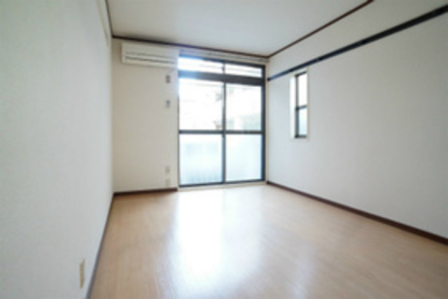 居室・リビング　参考写真（同建物別部屋のものです）