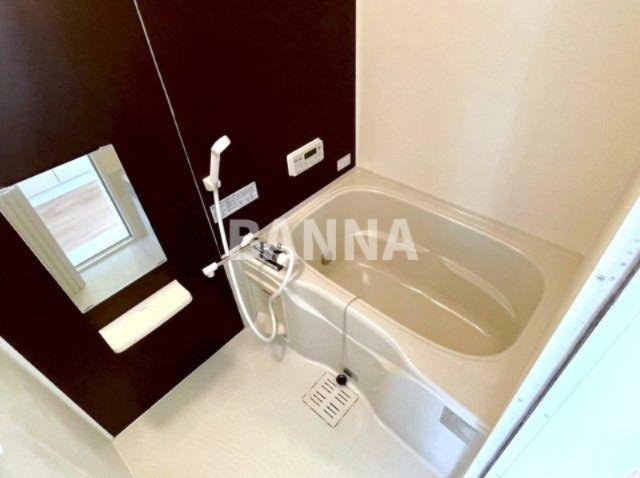 バス・シャワールーム　●入居中の為、隣（202号）の内装です。