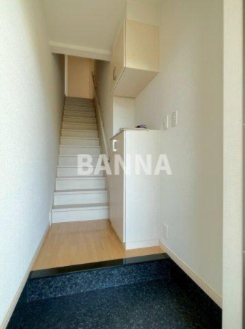 玄関　●入居中の為、隣（202号）の内装です。