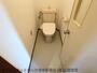 トイレ　落ち着いた色調のトイレです
