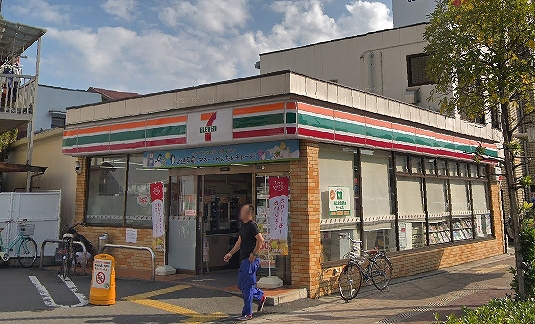 コンビニ　セブンイレブン（コンビニ）まで247m