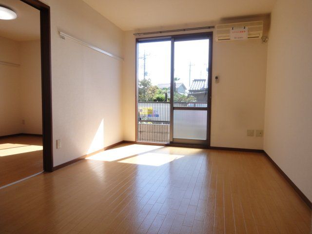 居室・リビング　日当たりの良いリビング♪エアコン付きです♪