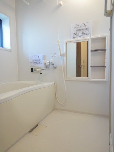 バス・シャワールーム　大きなお風呂♪小窓付きで明るく換気もしやすいです