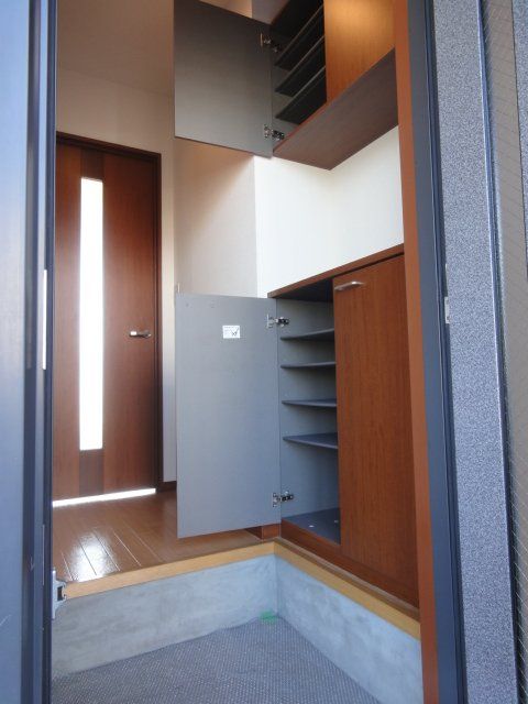 玄関　大きな2か所下駄箱付きの玄関です♪