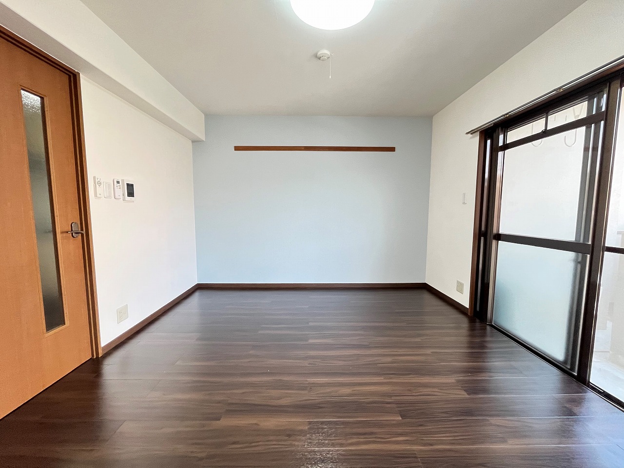 居室・リビング　爽やかな色合いのアクセントクロスでスッキリ