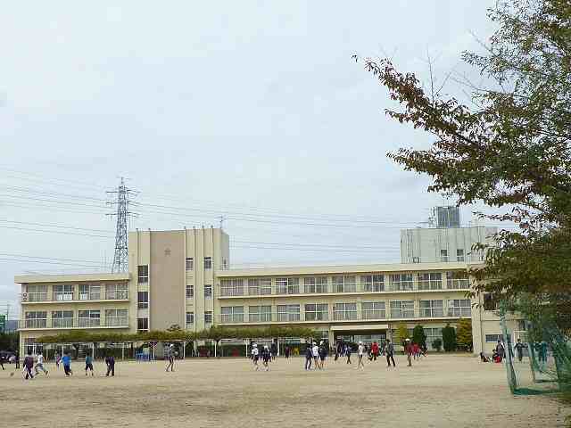 小学校　宝塚市立安倉小学校（小学校）まで758m