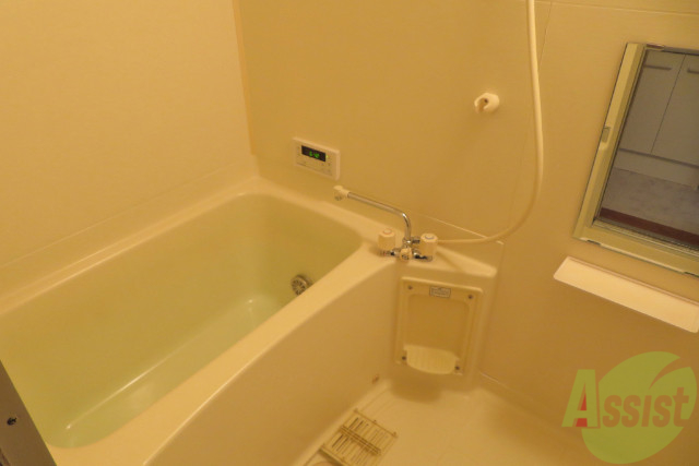 バス・シャワールーム　バスルームは狭すぎず、シャワーも浴びやすそうです。