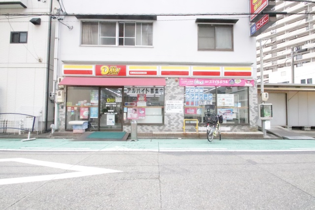 コンビニ　ニューヤマザキデイリーストア　新栄二丁目店（コンビニ）まで200m