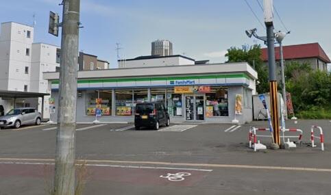 コンビニ　ファミリーマート札幌厚別中央4条店（コンビニ）まで703m