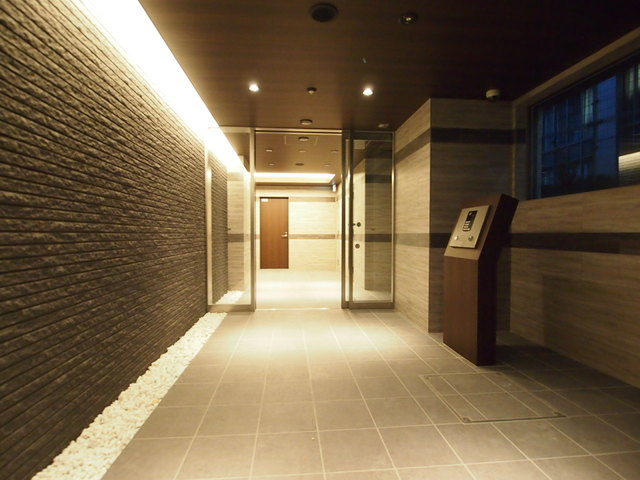 ロビー　ホテルの雰囲気を演出した重厚感あるエントランスロビー