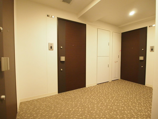 その他共有部分　カーペット敷きの内廊下は高級感もあり玄関側の断熱性も上がりま