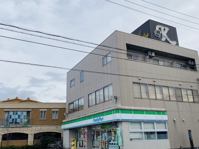 コンビニ　ファミリーマート（コンビニ）まで800m