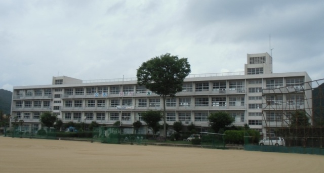 中学校　西脇市立西脇中学校（中学校）まで2100m