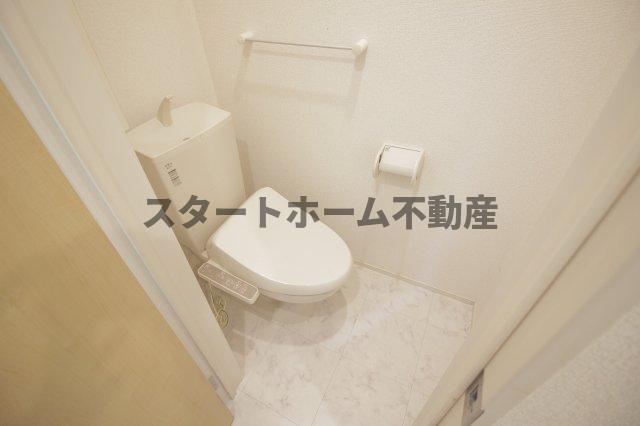 トイレ　落ち着いた色調のトイレです