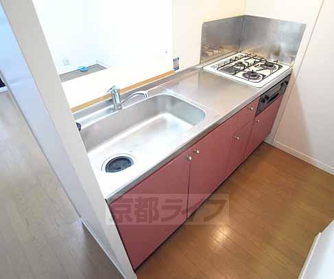 キッチン　広々としたシステムキッチンです。