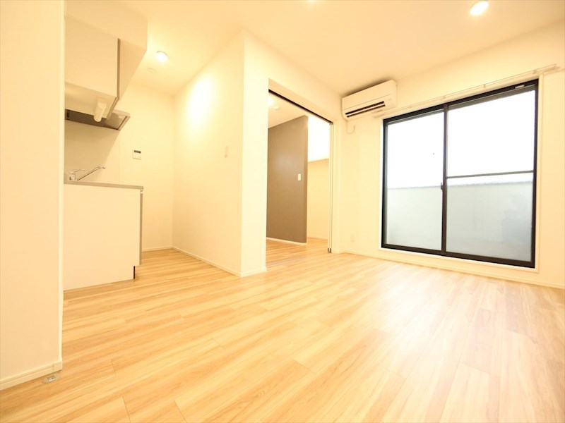 居室・リビング　ＬＤＫ8.8帖　システムキッチン　エアコン完備　バルコニー