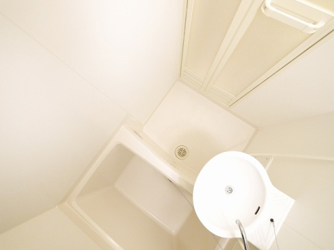 バス・シャワールーム　コンパクトで使いやすいお風呂です