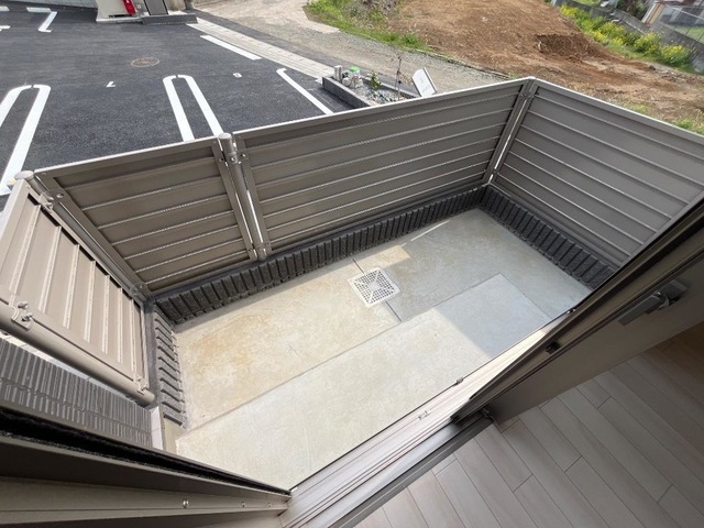 バルコニー　※新築のためイメージ写真です。建具等の色・仕様は相違ございま