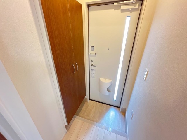 玄関　※新築のためイメージ写真です。建具等の色・仕様は相違ございま