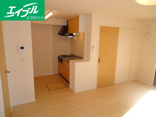 その他　洋室からキッチン