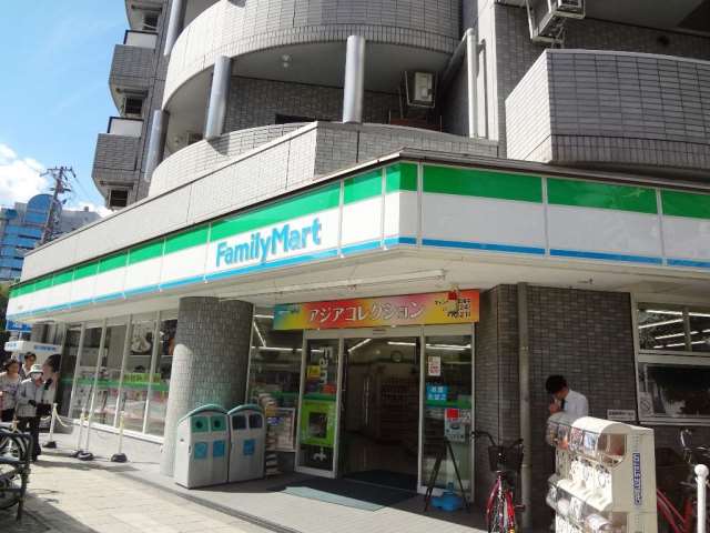 コンビニ　ファミリーマート（コンビニ）まで737m