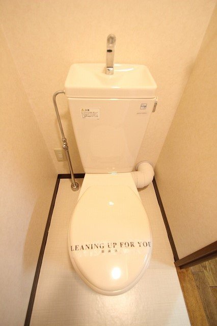 トイレ　同物件、別号室のものです。