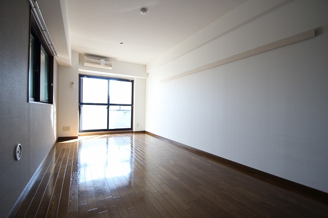 居室・リビング　同物件、別号室のものです。