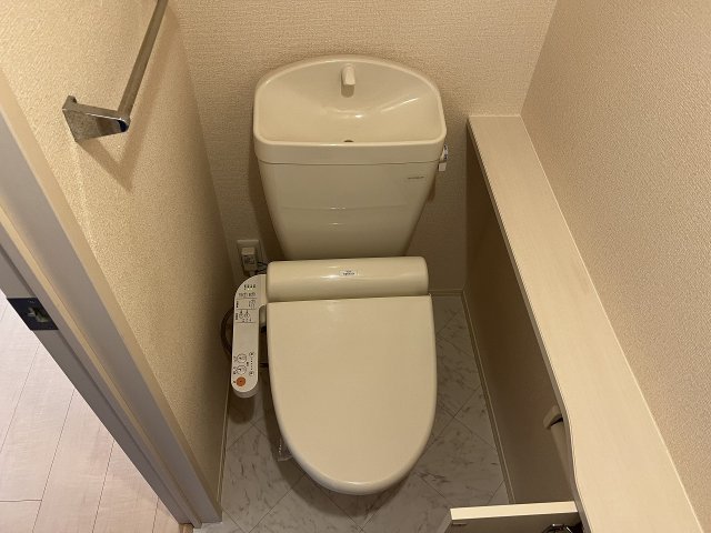 トイレ　温水洗浄便座付きのトイレです♪