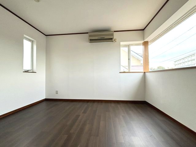 その他部屋・スペース　窓が多くて明るい居室