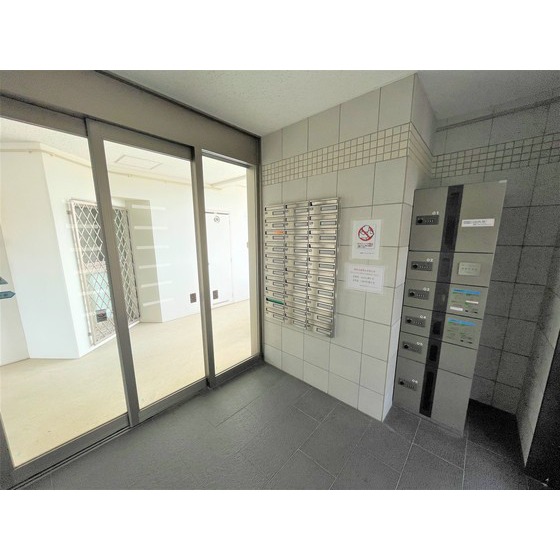 ロビー　宅配ボックスも完備