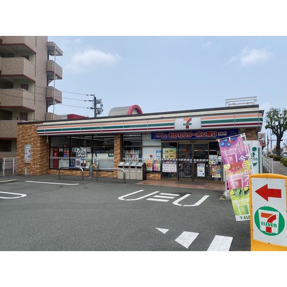 コンビニ　セブンイレブン熊本健軍本町店（コンビニ）まで439m
