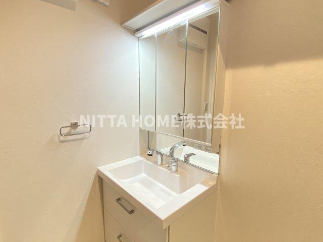 洗面設備　三面鏡付きの洗面スペースです♪