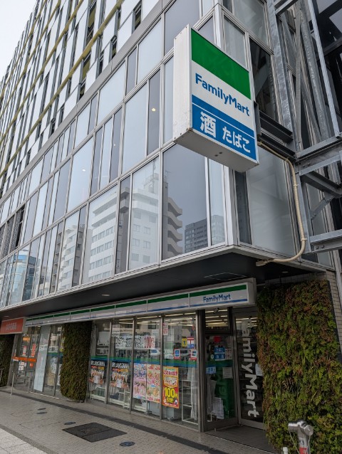 コンビニ　ファミリーマート横浜岡野一丁目店（コンビニ）まで159m