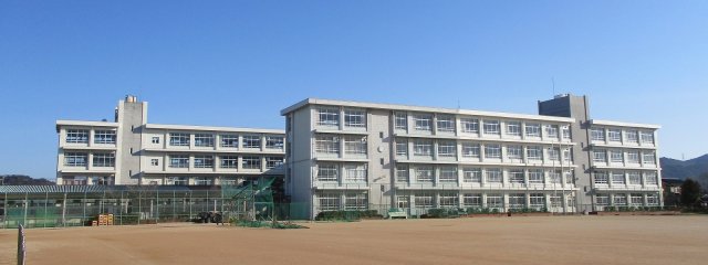 中学校　姫路市立朝日中学校（中学校）まで2872m