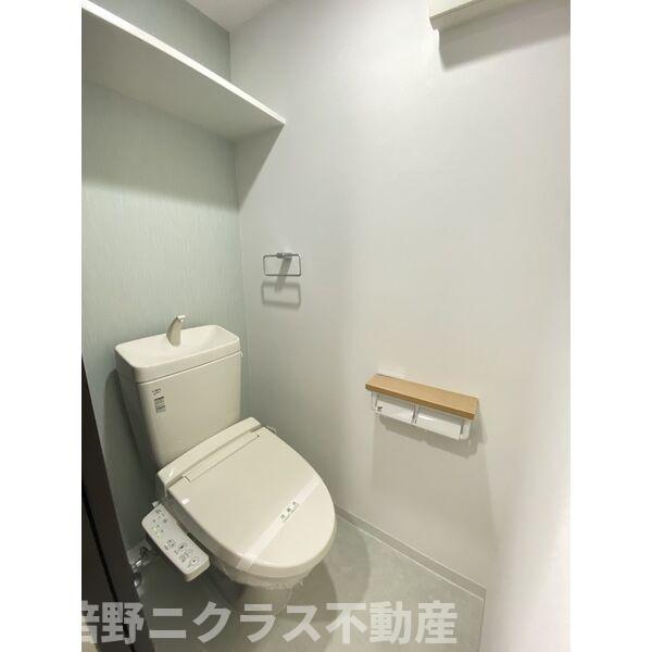 トイレ　内装は別部屋の参考写真です。