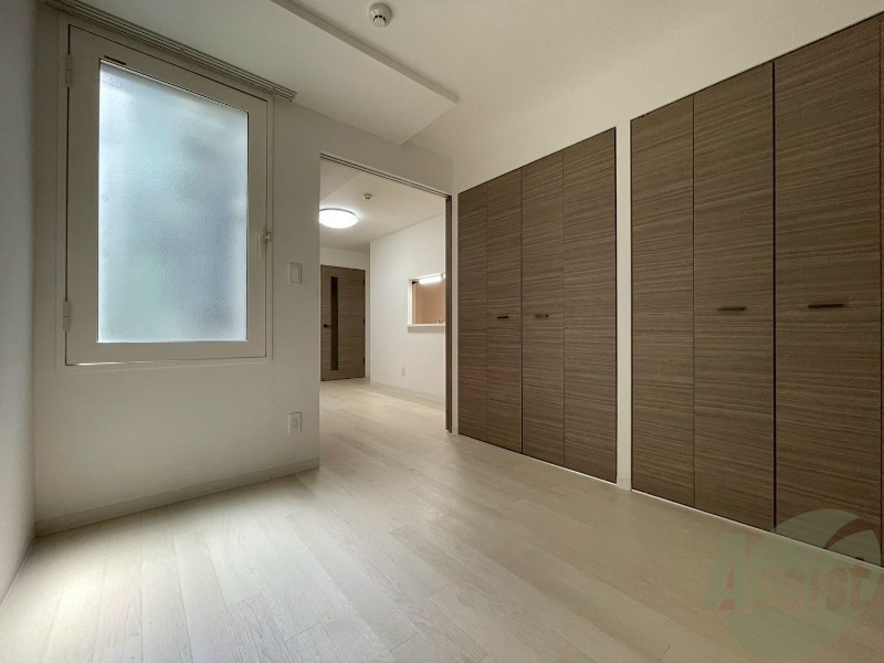 その他部屋・スペース　寝室はこちらです。光が差し込む、温かみのあるお部屋です。