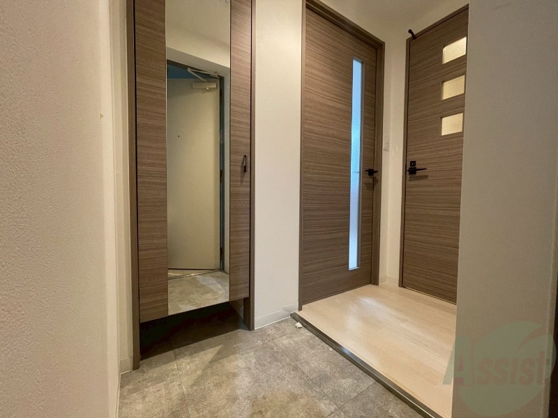 玄関　玄関の様子です。明るい印象ですね。気分もあがりそう。