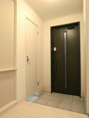 玄関　広い玄関スペース