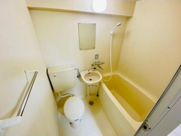 バス・シャワールーム　※写真は同じマンションの違う部屋のものになります。