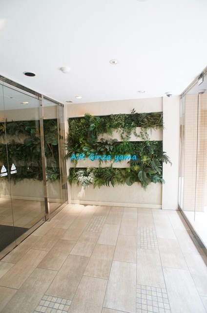 エントランス　存在感を静かに主張するエントランス　防犯カメラがもしもの時を