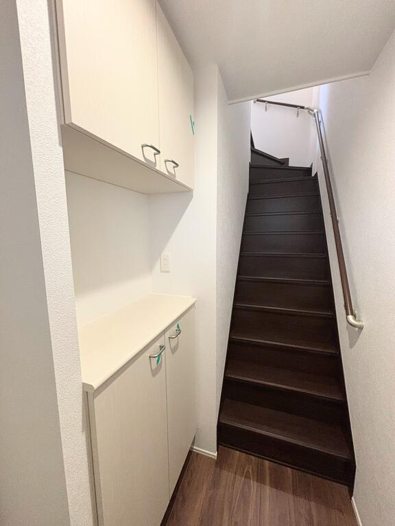 玄関　※工事中のため一部未完成箇所あり（写真は同一間取りの別号室）