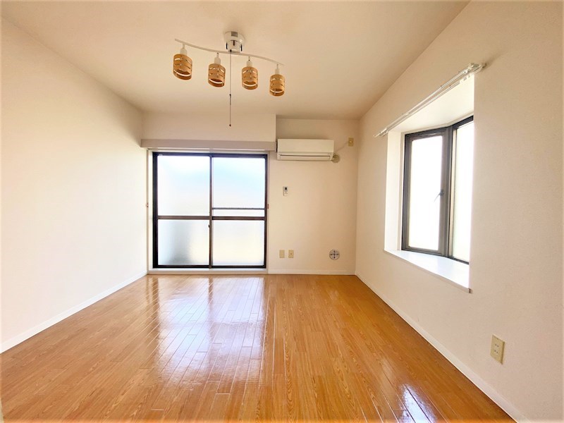 居室・リビング　角部屋、2面採光のお部屋です