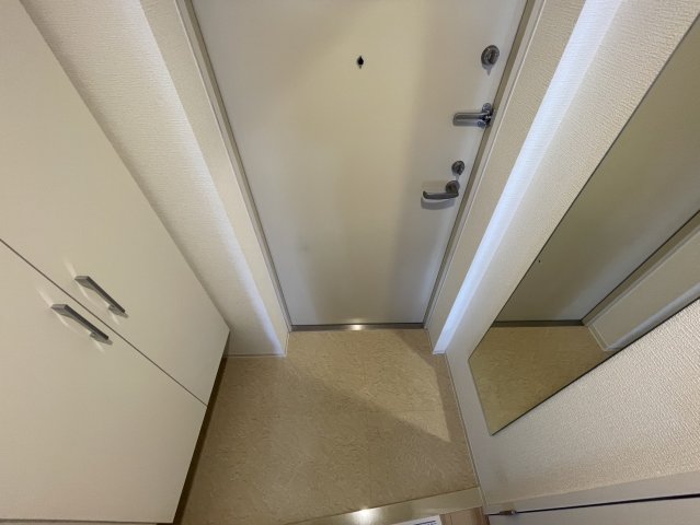 玄関　同物件別部屋写真
